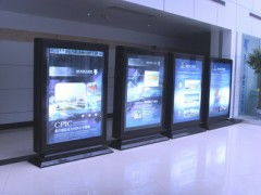 成都公交站台灯箱广告设计 城市动脉上的品牌视觉艺术